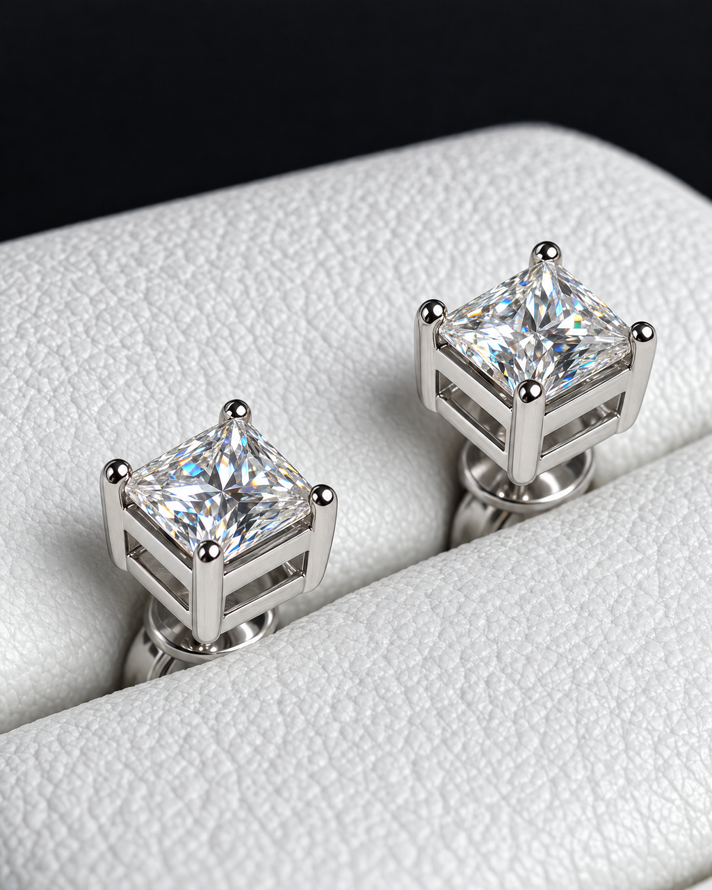 Pendientes Prism de moissanita en plata S925 — detalle de las dos moissanitas