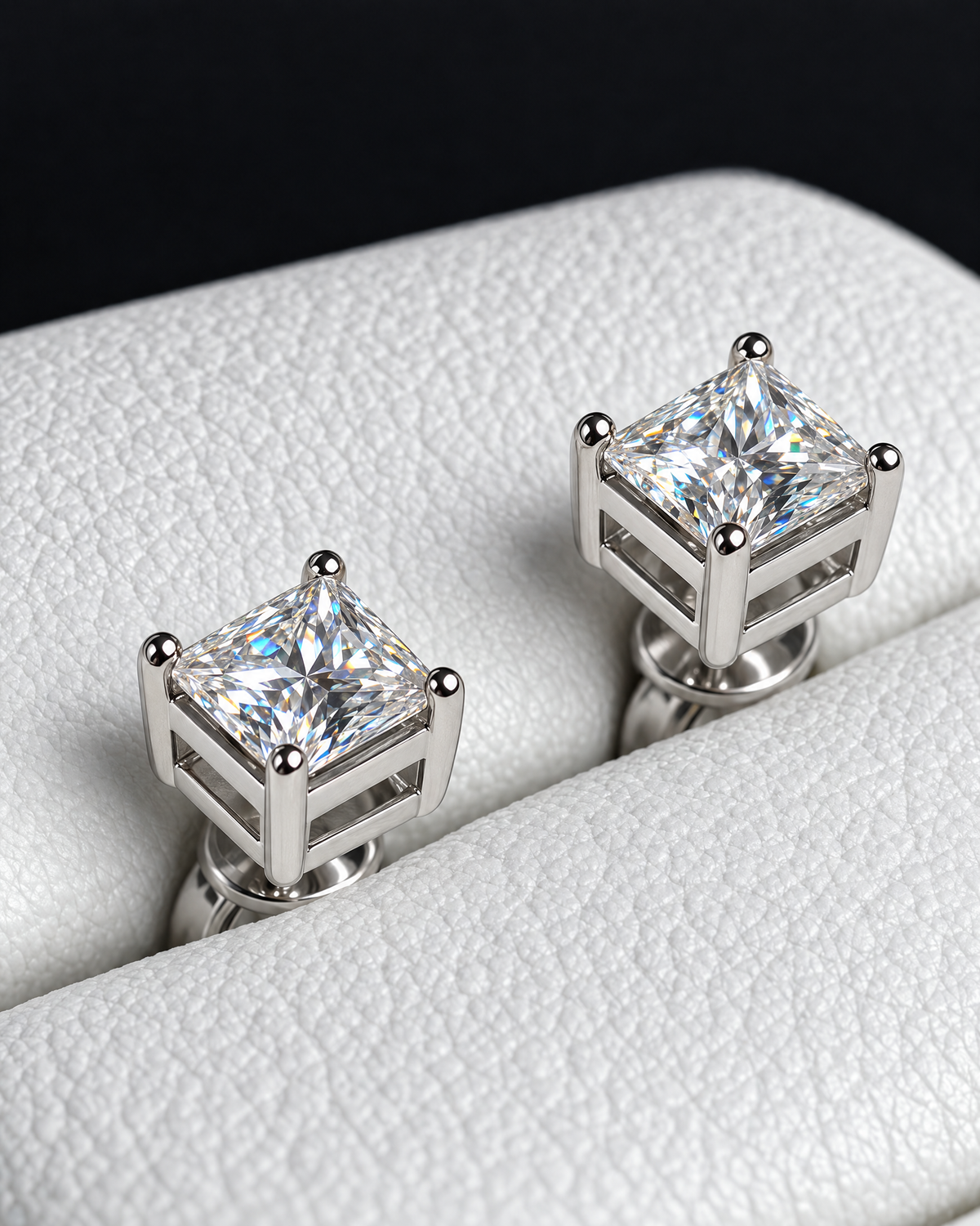 Pendientes Prism de moissanita en plata S925 — detalle de las dos moissanitas