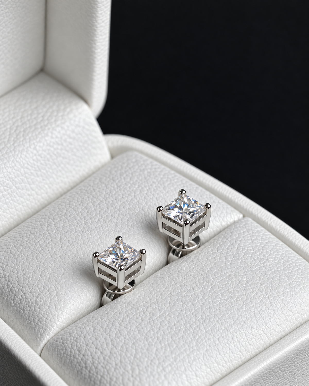 Pendientes Prism de moissanita en plata S925 — vista principal en estuche blanco