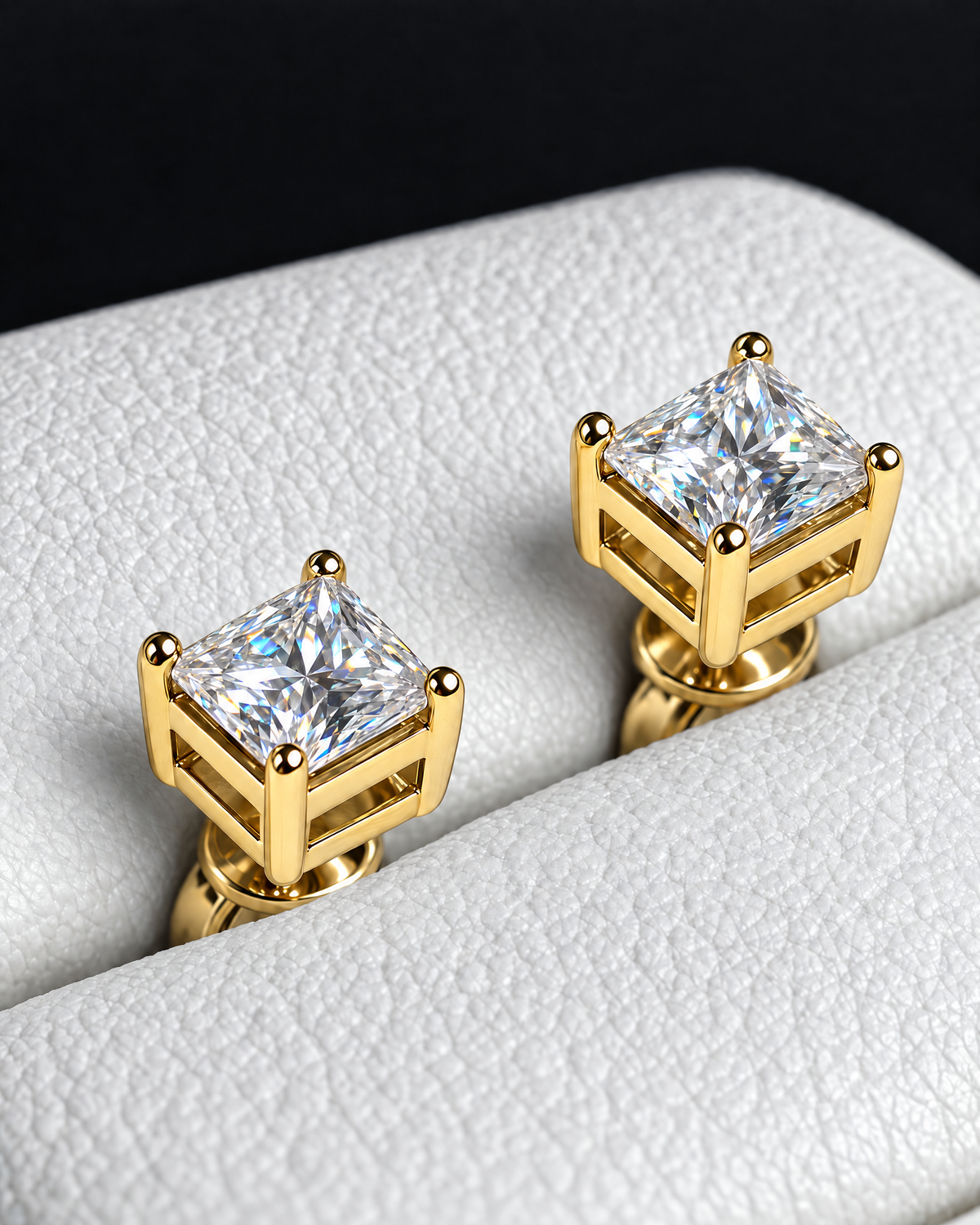 Pendientes Prism de moissanita en vermeil oro 18K — detalle de las dos moissanitas