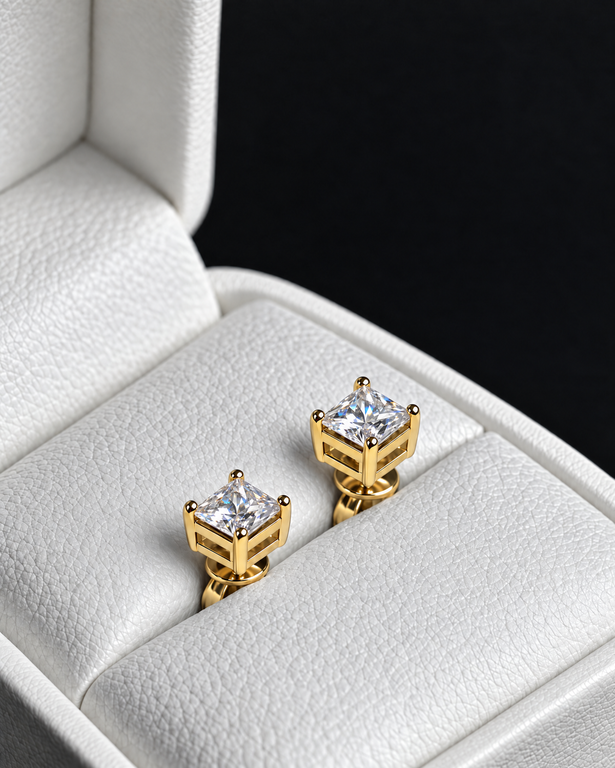 Pendientes Prism de moissanita en vermeil oro 18K — vista principal en estuche blanco